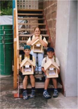 Juks-Kinder mit Vogelh�uschen